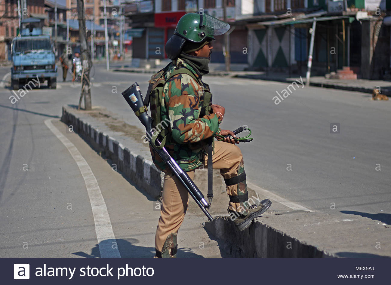 srinagar-jammu-and-kashmir-7th-mar-2018-a-paramilitary-soldier-is-M6X5AJ.jpg