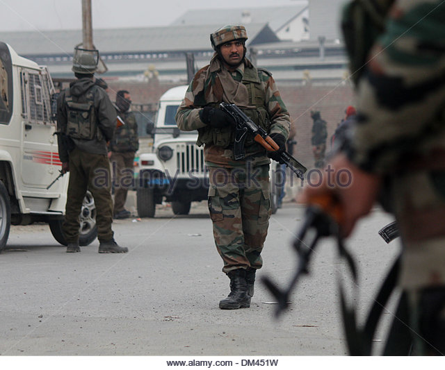 srinagar-kashmir-11th-december-2013-indian-army-soldiers-patrol-near-dm451w.jpg