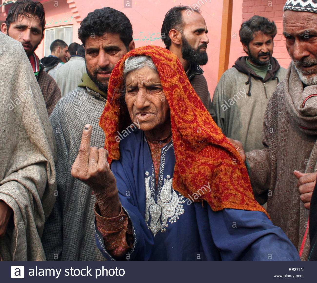 srinagar-kashmir-25th-november-2014-a-kashmiri-old-women-doora-age-EB371N.jpg