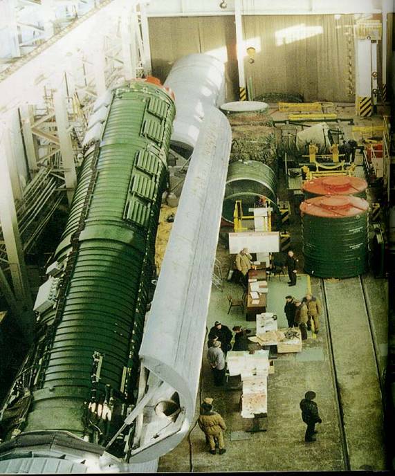 SS-24_Removal_of_SS-24_ICBM_from_Rail-mobil_Launcher_at_Bershet.jpg