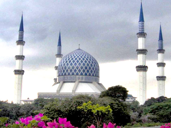 sultan-salahuddin-abdul-aziz-shah-mosque-in-selangor-malaysia.jpg