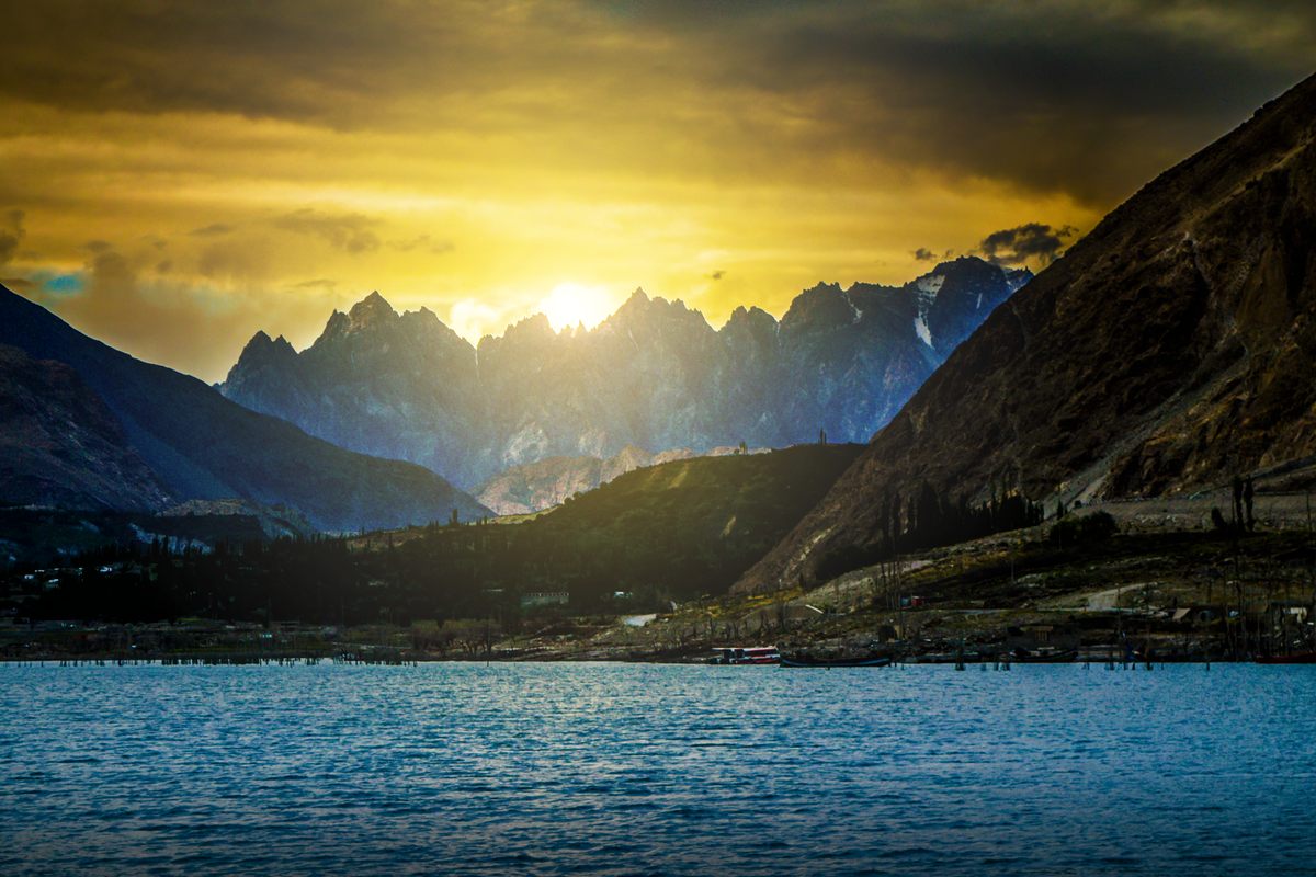 Sunset_at_Attabad_Lake.png