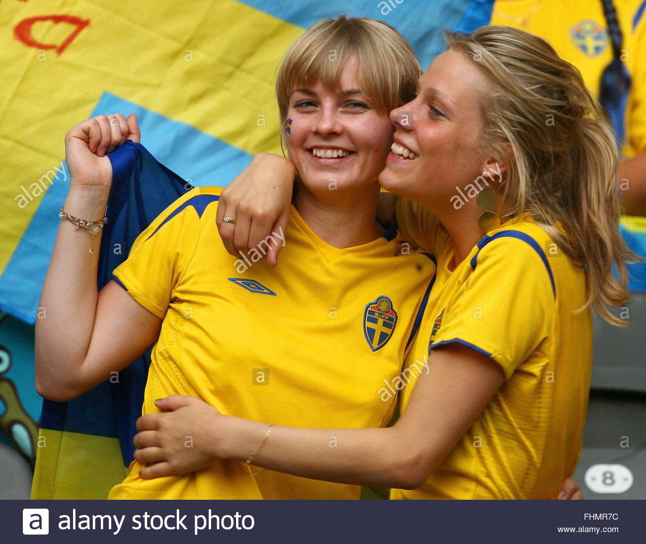 swedish-supporters-cheer-prior-to-the-group-b-preliminary-round-match-FHMR7C.jpg