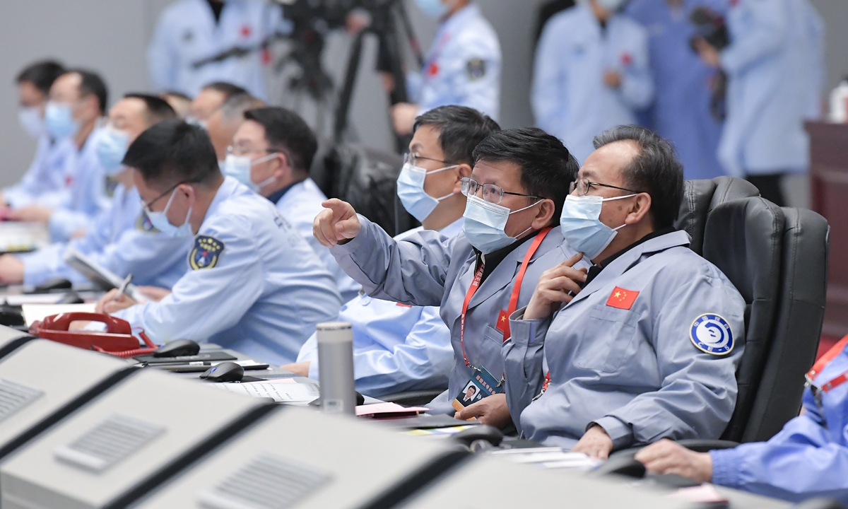 Technical personnel work at Beijing Aerospace Control Center, Chang'e-5 successfully landed o...jpeg