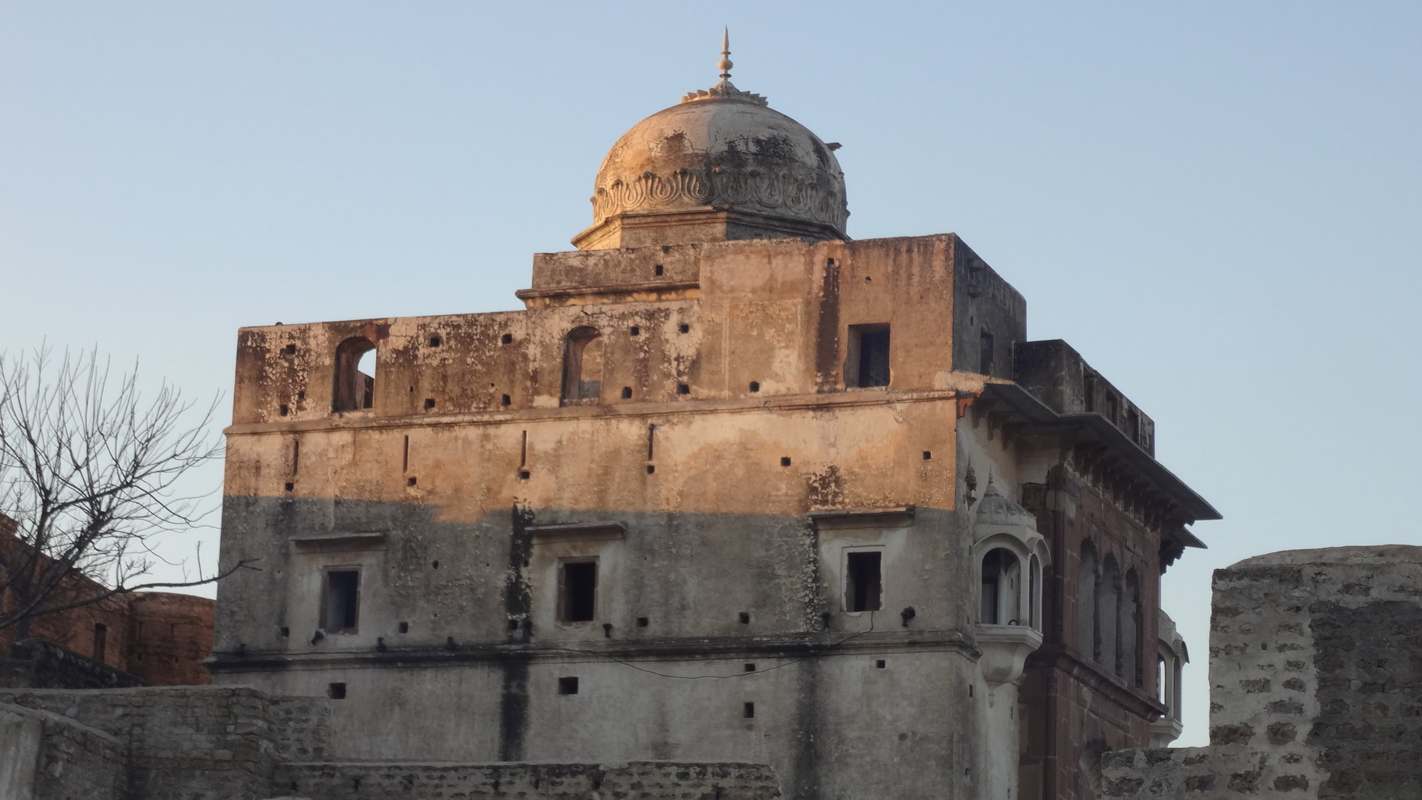 Temple_exterior_view.JPG