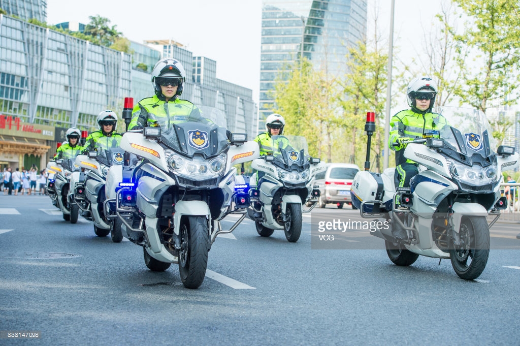 ten-traffic-police-of-chengdu-traffic-bureau-ride-motorcycles-on-the-picture-id838147098.jpg