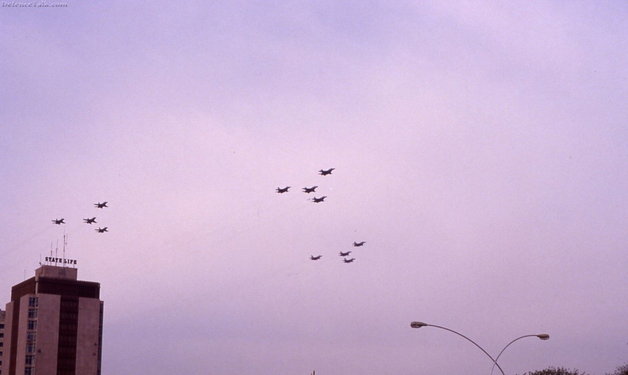 thumbnail_F-16s over Islamabad 1990.jpg