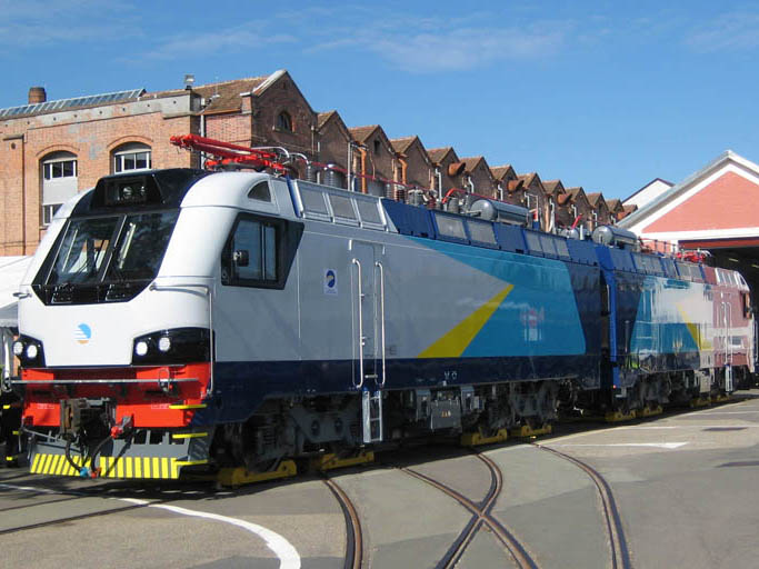 tn_kz-kz8a-loco-alstom-rollout_01.jpg