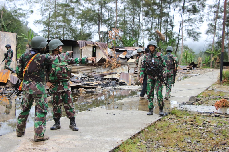 tni-bantah-bakar-rumah-warga-usai-baku-tembak-di-tembagapura-papua-MlCGmj3GDf.jpg