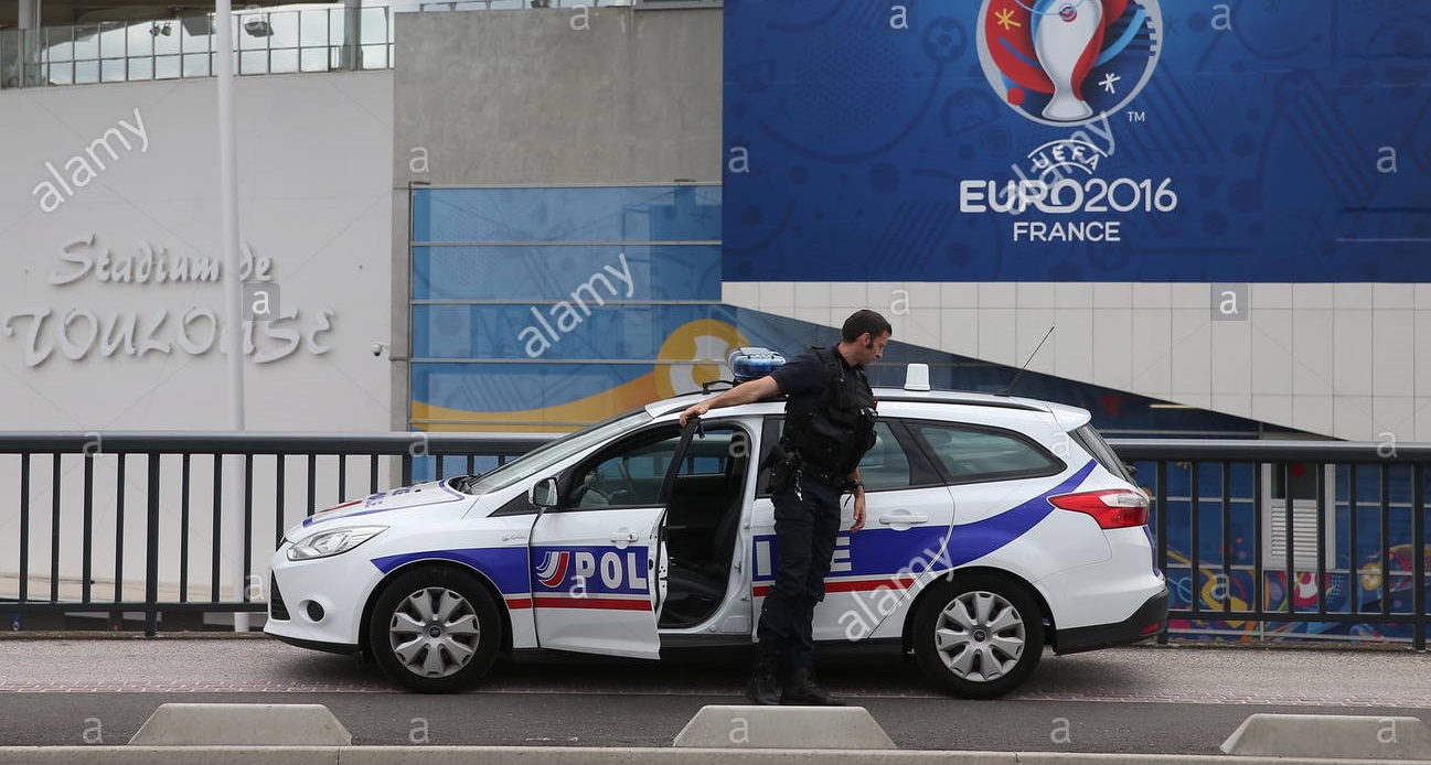 toulouse-france-20th-june-2016-a-french-police-officer-outside-the-G56KW3.jpg