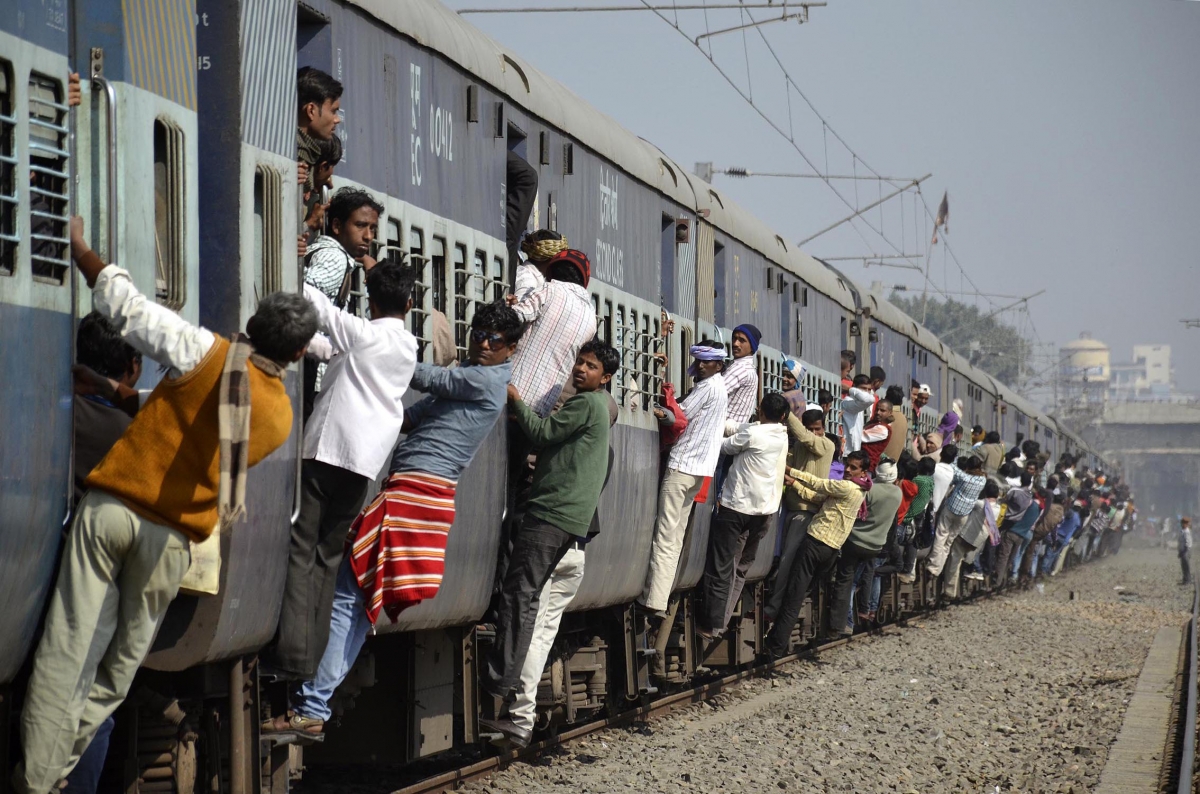 Trains--Indians--Crowd--1a.jpg