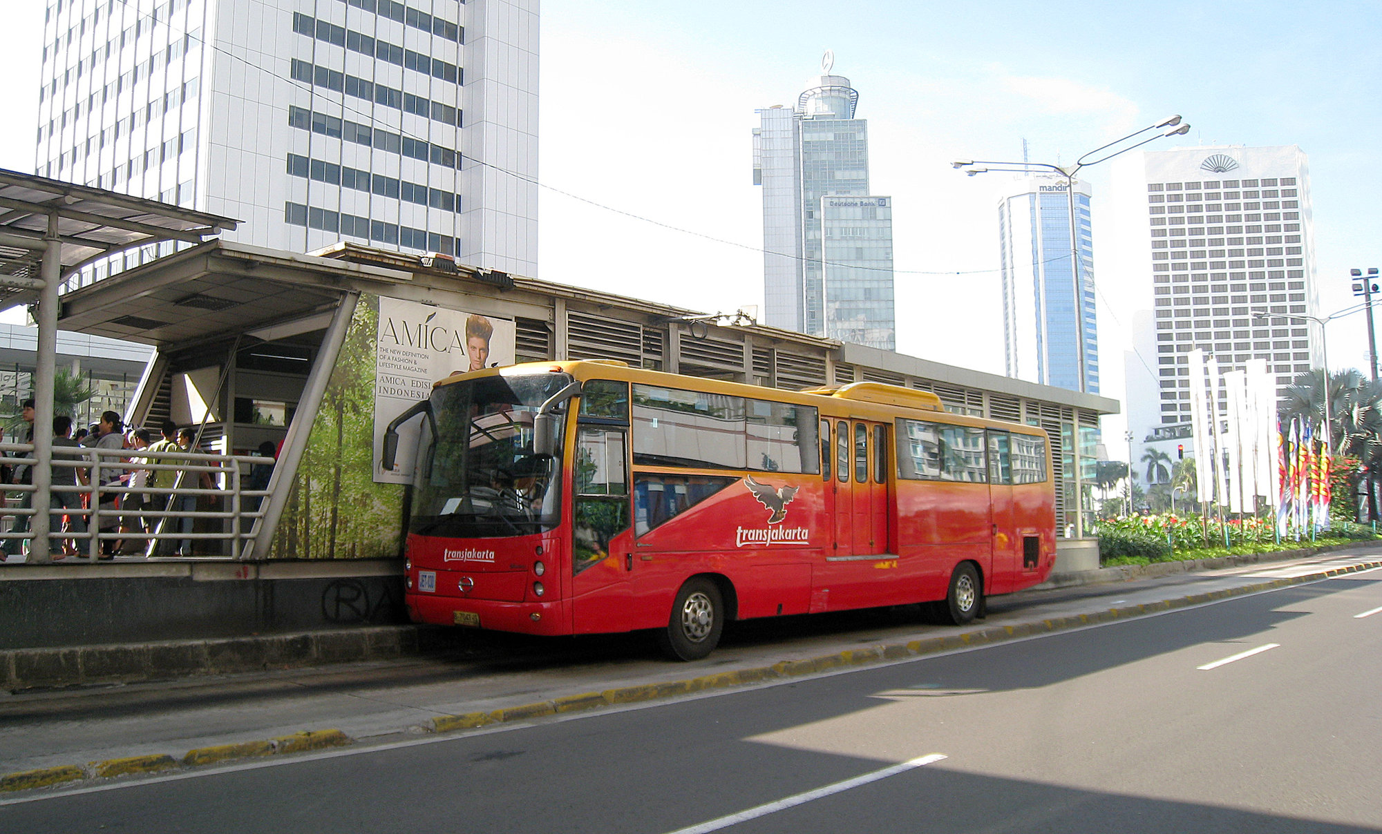 TransJakarta_Bundaran_HI.jpg