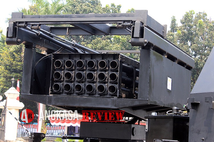 Truk-Peluncur-Roket-RHAN-122B-ft-2.jpg