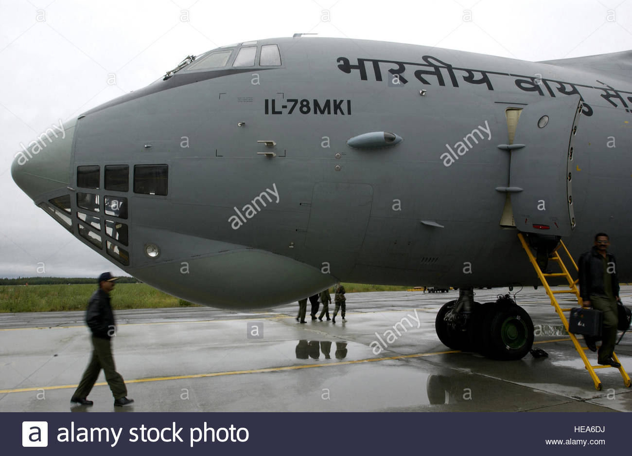 two-indian-air-force-iaf-78th-squadron-flight-crew-members-prepare-HEA6DJ.jpg
