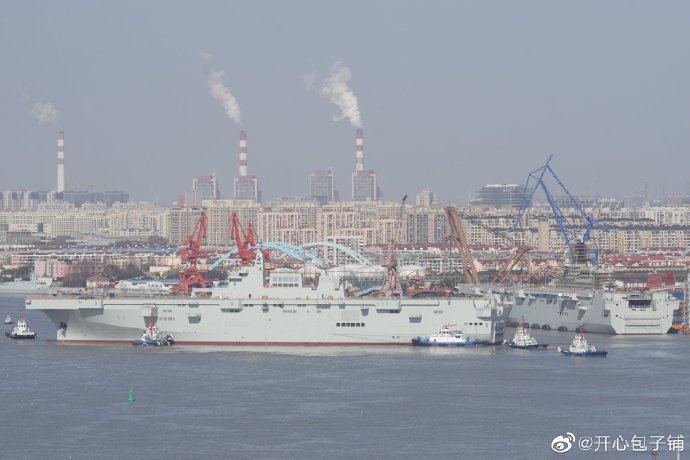 Type 075 LHD #3 launch at Hudong-Zhonghua Shipyard 20210129 03.jpg