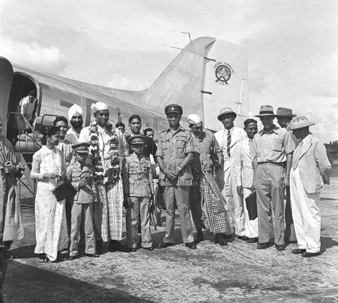 u-_win_being_received_at_calcutta_airport.jpg