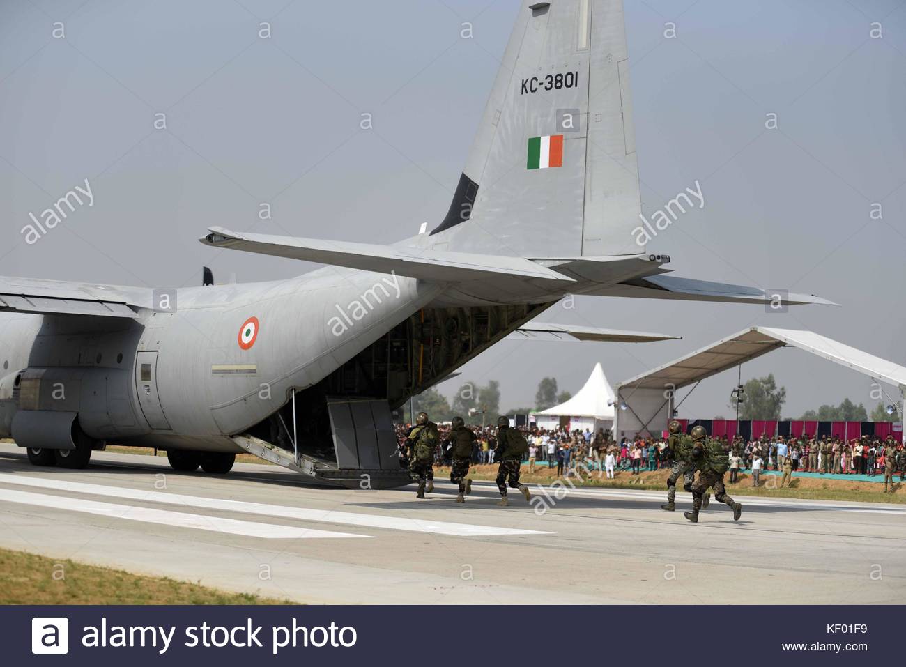 unnao-india-24th-oct-2017-unnao-indian-air-force-soldiers-board-hercules-KF01F9.jpg