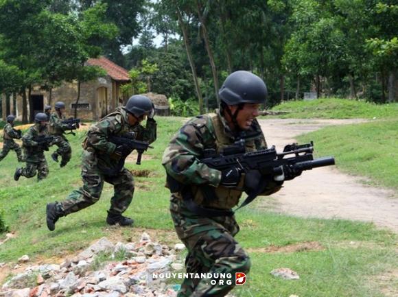 video-hai-quan-danh-bo-vn-qua-dam-thep-bao-ve-to-quoc[1].jpg