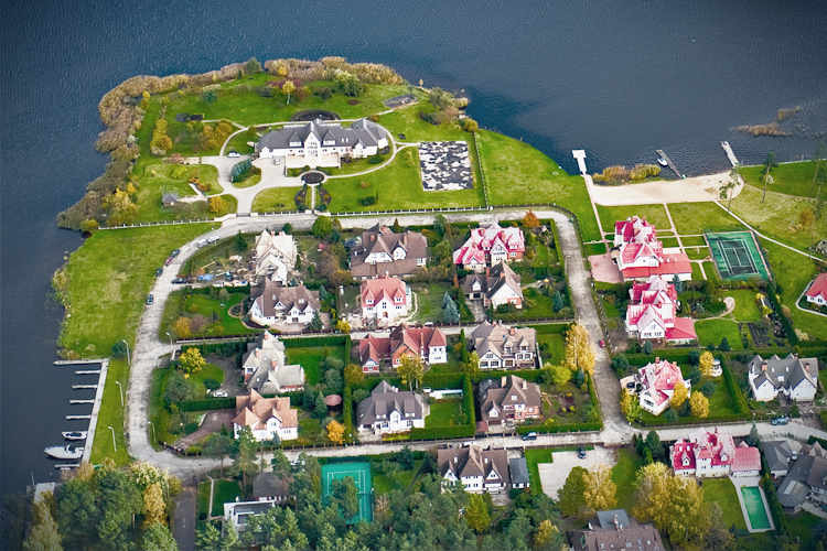 wealthy_suburb1.jpg