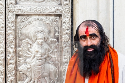 wst0116068-india-punjab-amritsar-hindu-priest-in-front-of-durgiana-temple.jpg