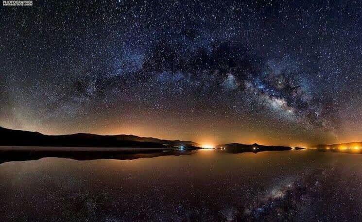 کهکشان راه شیری بر فراز دریاچه مهارلو شیراز.jpeg
