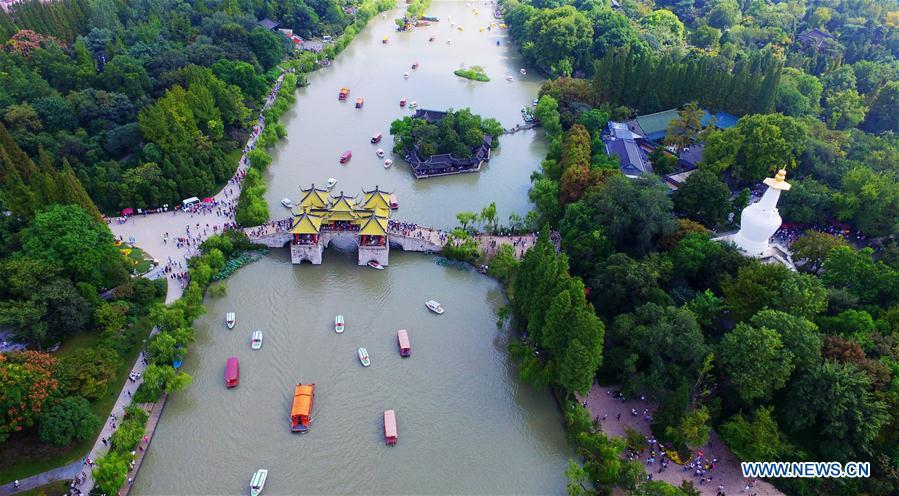 Yangzhou,Slender-West-Lake_(2)_3Oct2016.jpg