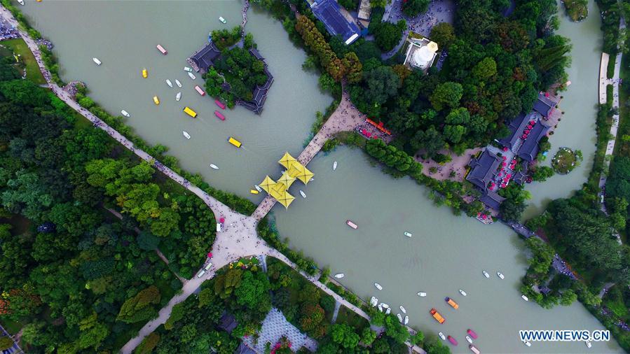 Yangzhou,Slender-West-Lake_(3)_3Oct2016.jpg