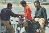pakistan-police-caught-bribing.jpg