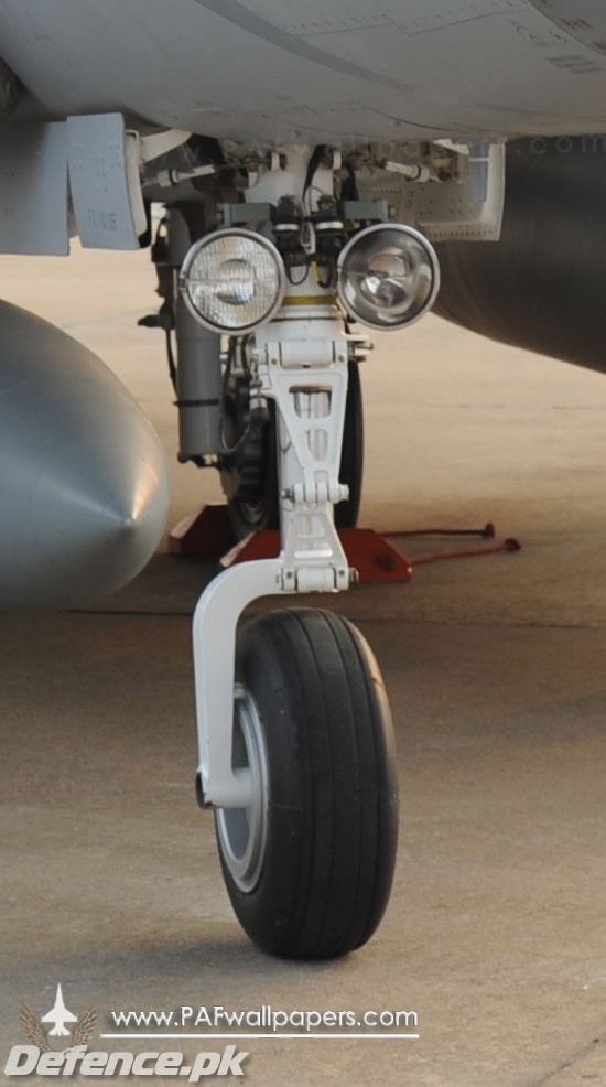 JF-17 Thunder, Front landing gear & navigation lights.
