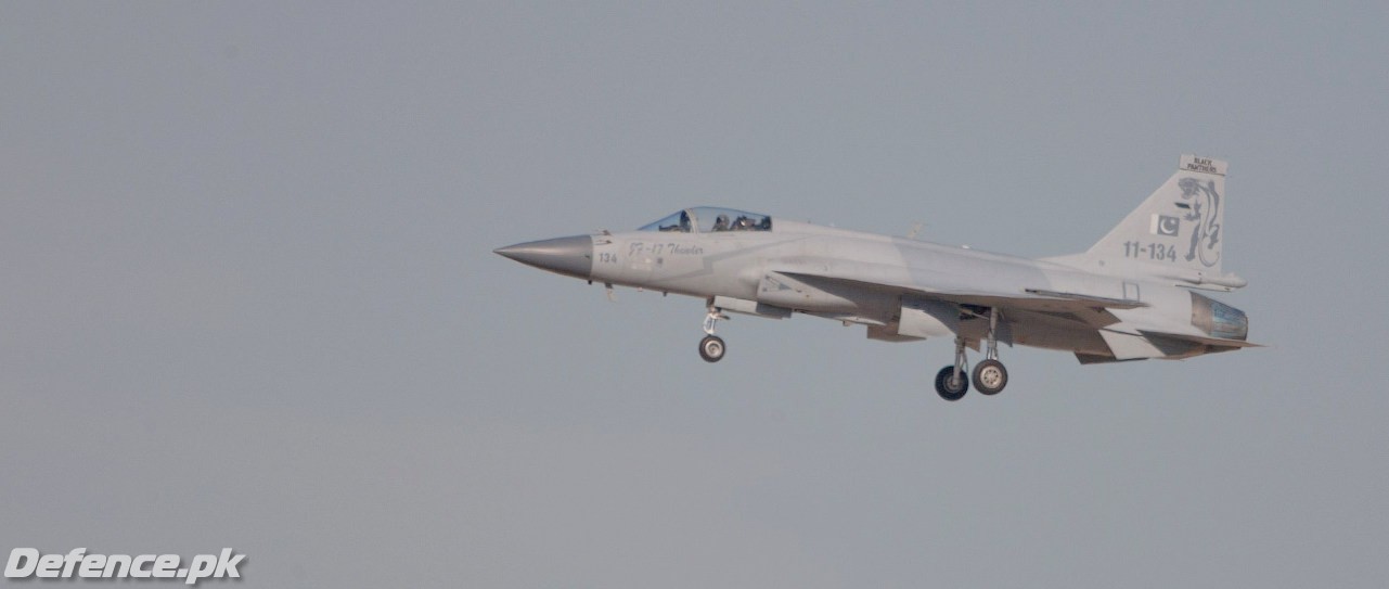 JF-17 Thunder,Landing approach.