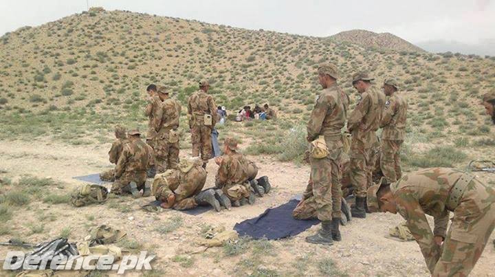 Pakistan Army Praying