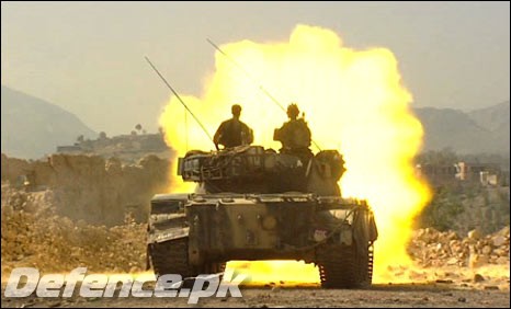 Pakistan_tank_fires_at_the_edge_of_the_town_Loi_Sam