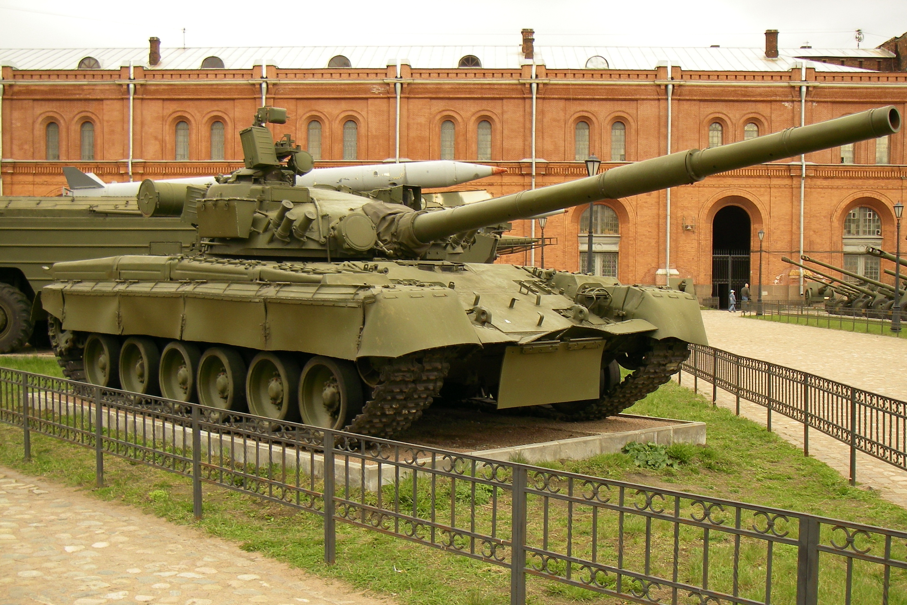 T-80_in_Saint-Petersburg.jpg