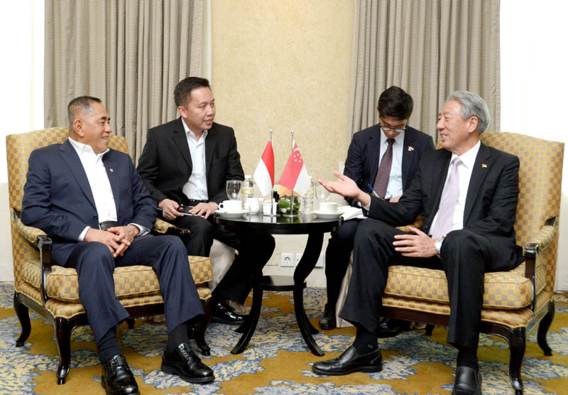 menhan-bertemu-deputy-prime-minister-singapura-6-mar-2017-ok.jpg