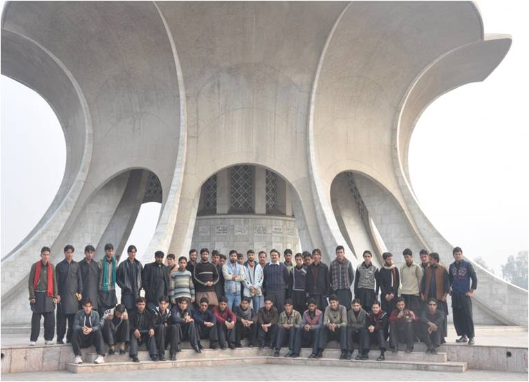 south+waziristan+students+at+Minar+e+Pakistan.jpg