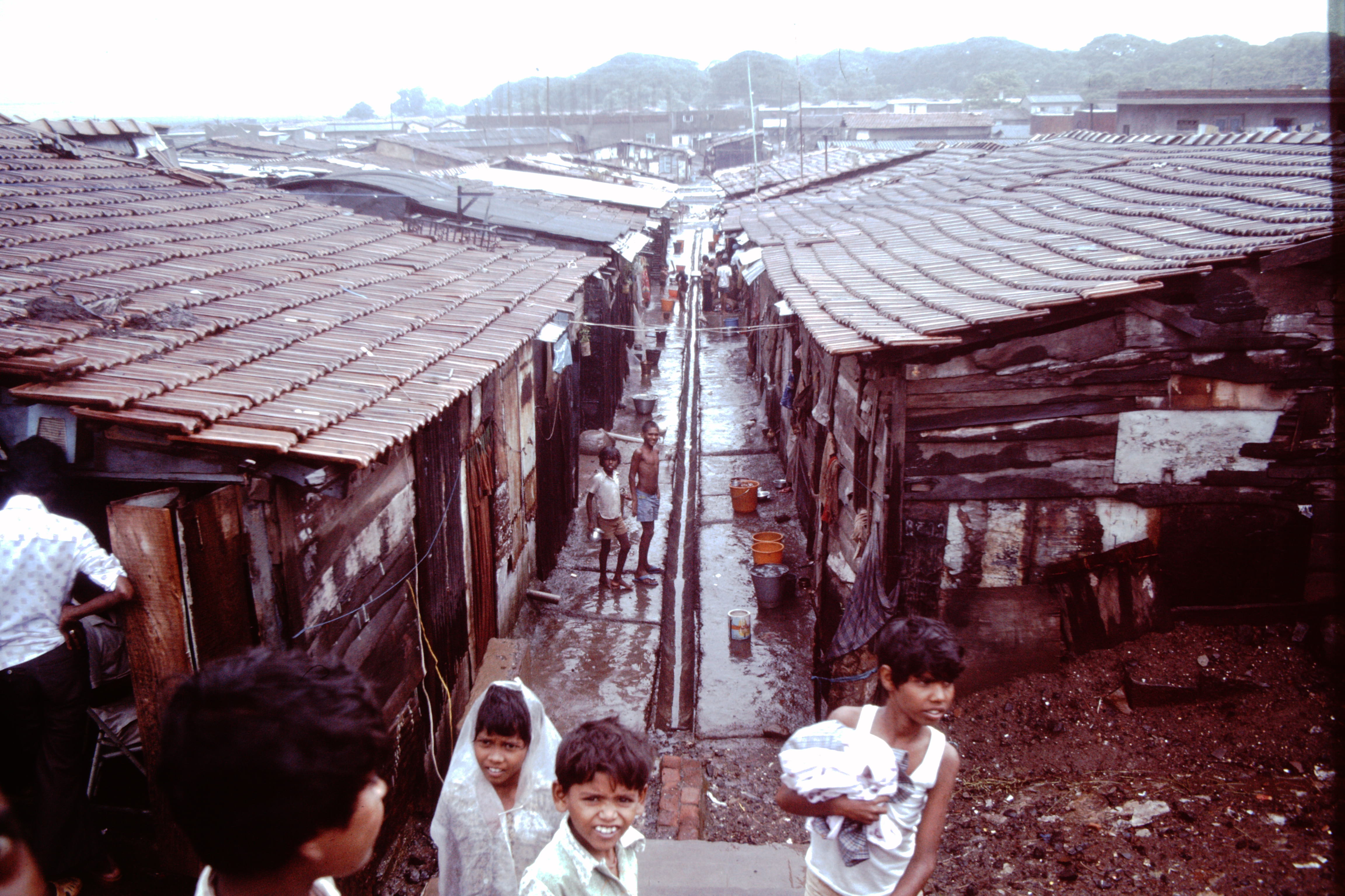 Slums-of-Mumbai-1979-gutter-roofs-IHS-87-05.jpeg