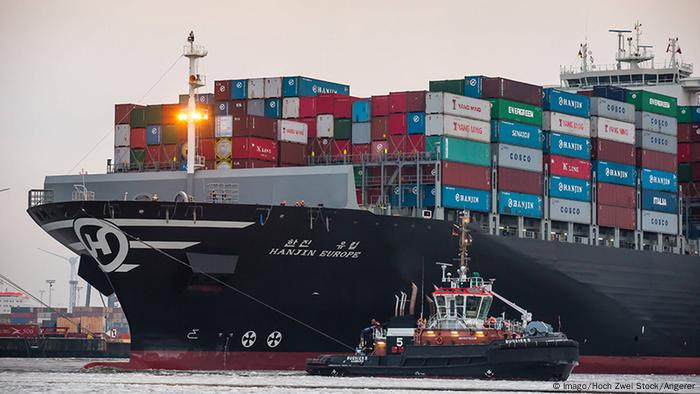 A container ship in Hamburg (Imago/Hoch Zwei Stock/Angerer)