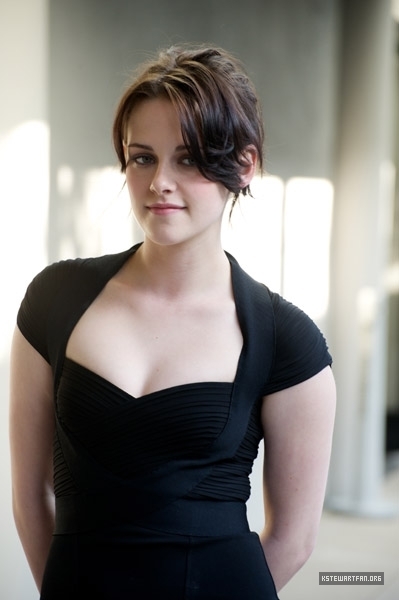 Kristen-Stewart-twilight-series-25883529-399-600.jpg