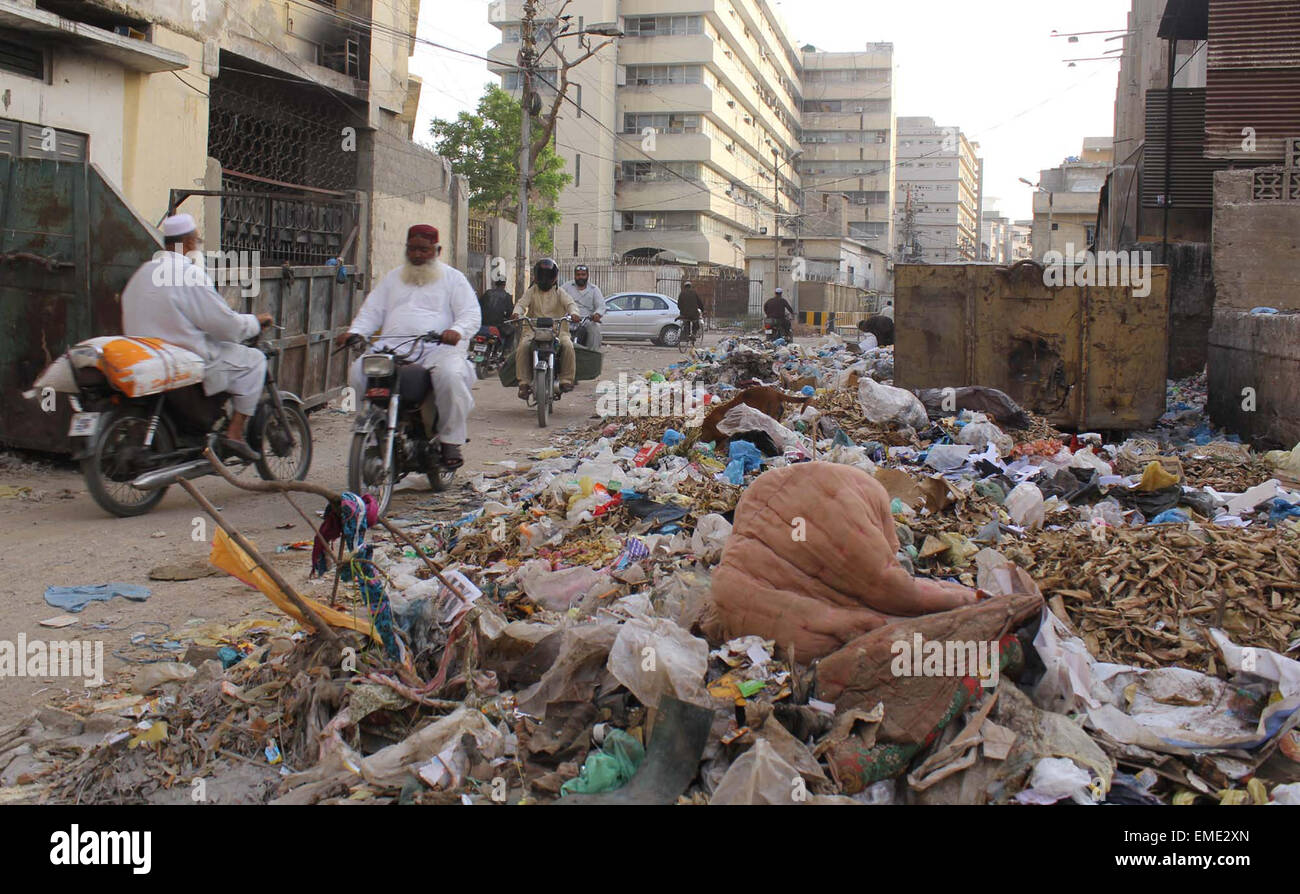 huge-heap-of-garbage-litter-down-behind-sindh-secretariat-building-EME2XN.jpg
