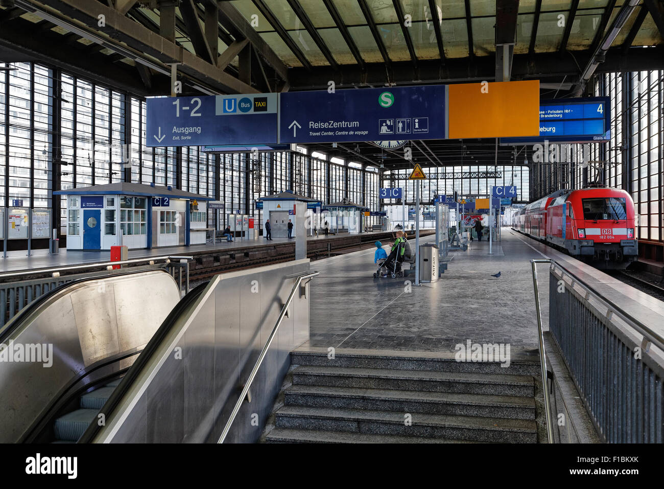 berlin-germany-the-platform-at-the-zoo-train-station-F1BKXK.jpg
