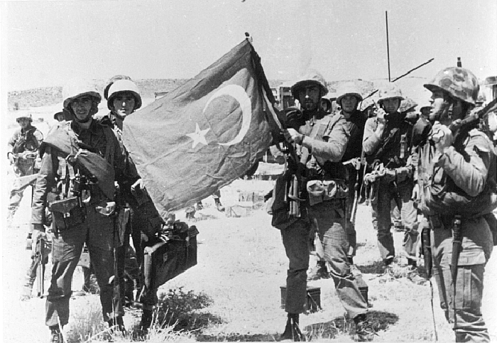 parachuters_w_t_flag_700_bg.gif