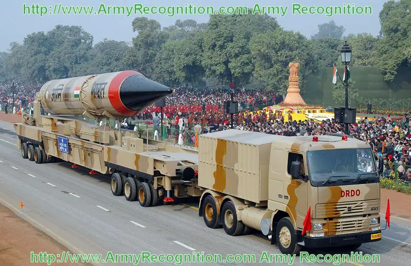 Agni_III_long_range_ballistic_missile_India_Indian_army_001.jpg