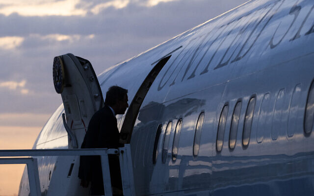 US Secretary of State Antony Blinken waves before boarding his airplane at the end of his one day visit to Haiti at the Toussaint Louverture International Airport in Port Au Prince on September 05, 2024. (ROBERTO SCHMIDT / POOL / AFP)