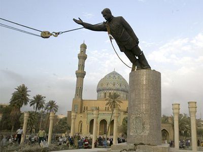 saddam_statue_falling.jpeg