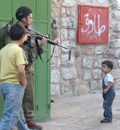 israeli-soldier-pointing-a-gun-at-a-child.jpg