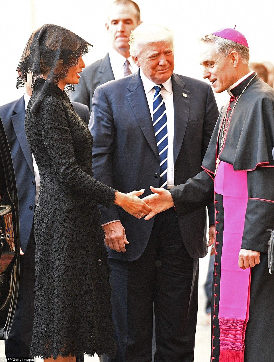 40BB62F700000578-4536884-Melania_and_Trump_are_welcomed_by_the_prefect_of_the_papal_house-a-72_1495615663188.jpg