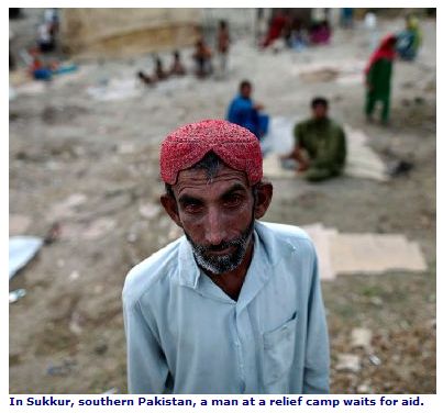 pakistan.man.flood,caption_pic.jpg