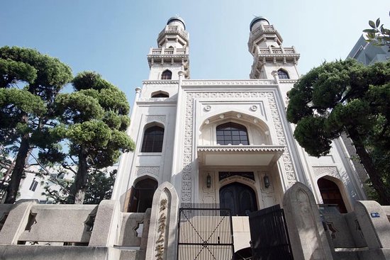 in-front-of-kobe-mosque.jpg