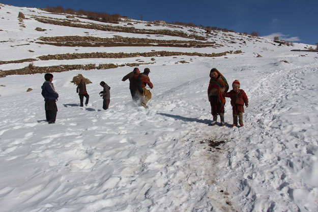 Children-play-in-snow111.jpg