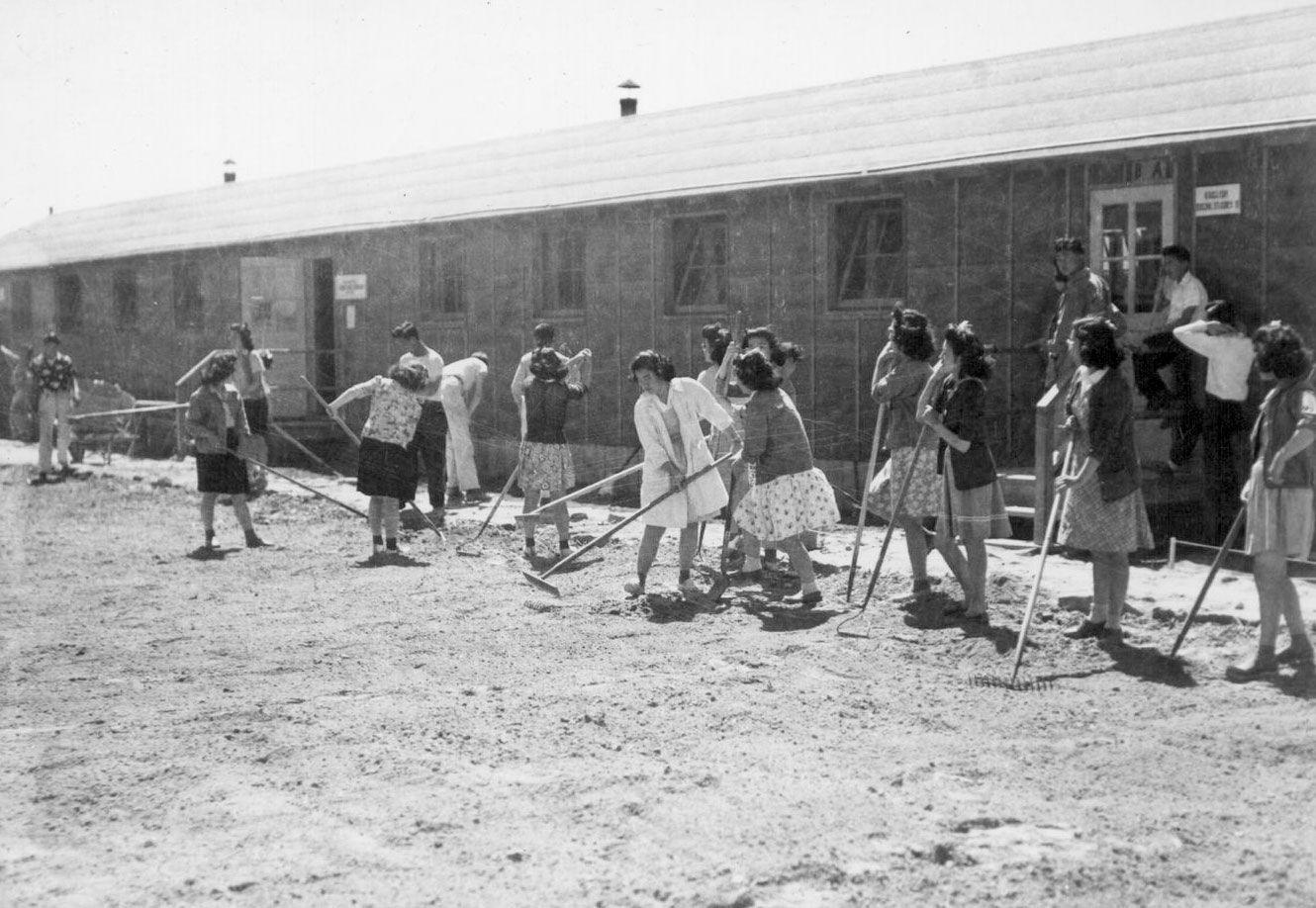 students-Minidoka-Relocation-Center-classroom-buildings-Hunt-May-1943.jpg